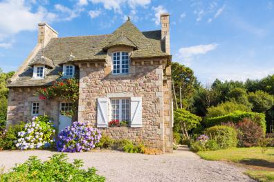 Symbolfoto: Ein typisches Steinhaus, wie man es in der Bretagne & Normandie findet als Ferienhaus