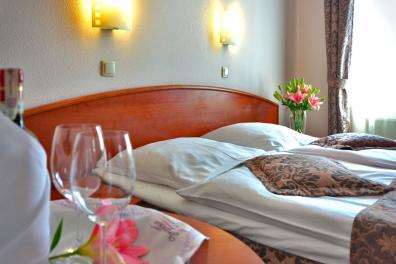 Symbolfoto: Blick auf das Bett in einem Hotel in der Normandie